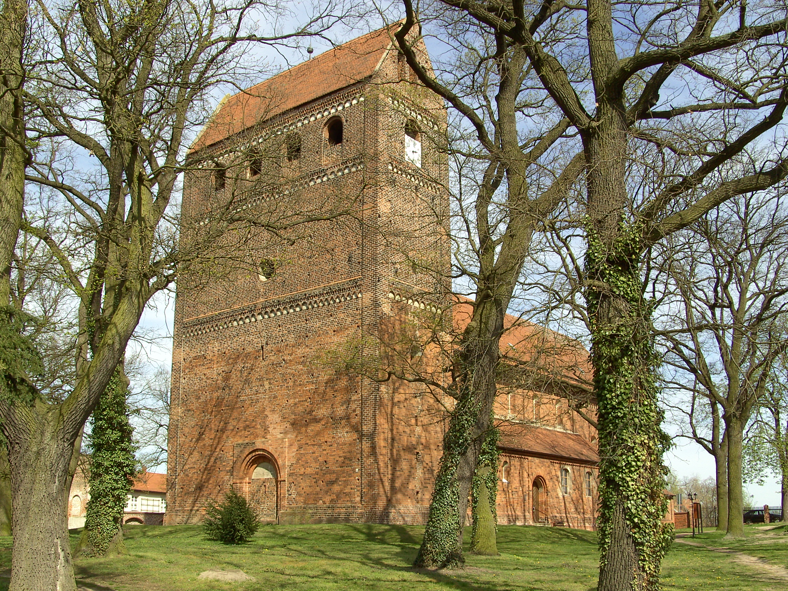 Wikipedia romanische Kirche Schönhausen
